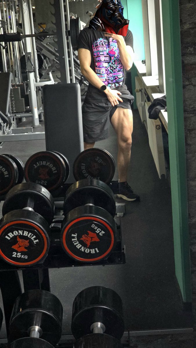 I have only posted upper body as I don't feel comfy with my leggies but today they looked ok-ish...

#FlexFriday ? #gymfur #FitnessFur