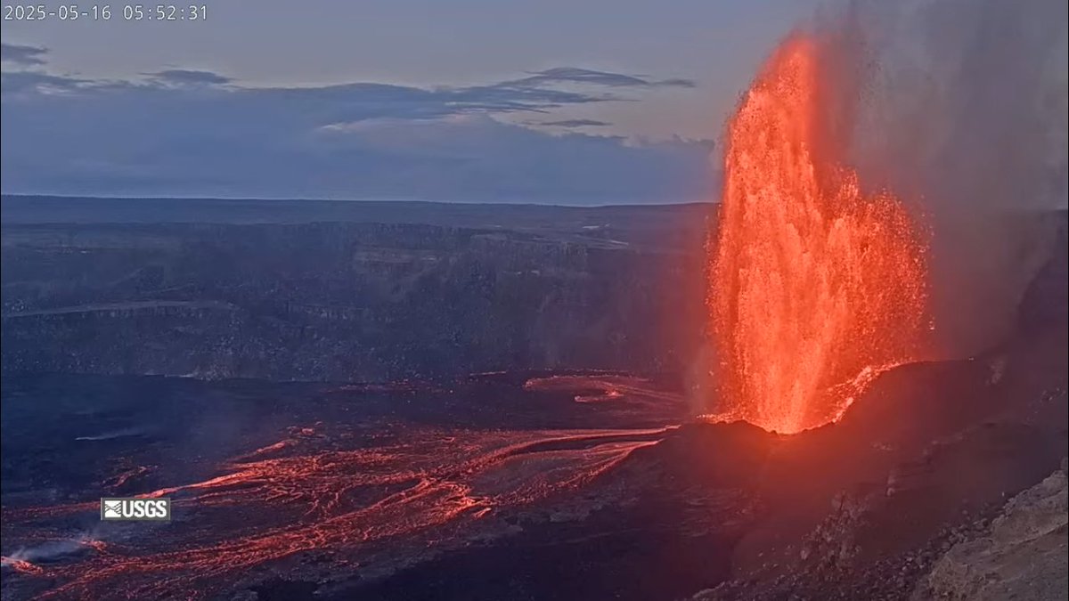 AlohaEvery1's tweet photo. 🌋🔥#AlohaFriday🤙Eruption Of Kilauea Volcano Big Island Hawaii Has Begun!  

🌋🔥#Kilauea #Volcano #BigIsland #Hawaii #Halemaumau #Episode22 #LavaFlow #Fountaining!

🎥'LIVE' NOW:  Volcano, Hawaii (Halemaʻumaʻu crater) https://t.co/ieLiOkXWje via 
@USGS

https://t.co/DXgPBReFD2 https://t.co/YOneIsPMAc