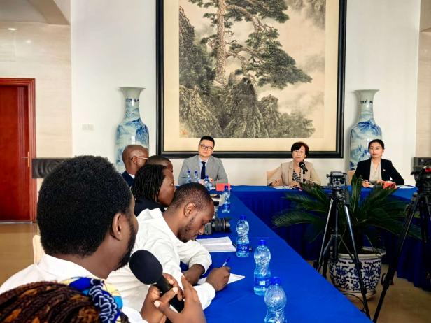 15/5, Amb. ZHAO Jiangping a tenu une conférence de presse pour échanger avec les journalistes sur les sujets d'intérêt communs, tels que les résultats concréts de la coopération sino-burundaise et la position de la Chine concernant les questions internationales.