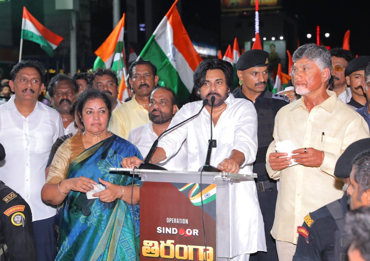 JanaSenaParty's tweet photo. పాకిస్థాన్ మన దేశంలోకి వచ్చి కొడితే... మనం వారి ఇళ్లలోకి వెళ్లి కొడతాం

• మన దేశాభివృద్ధిని చూసి ఓర్వలేకే పాకిస్థాన్ ఉగ్రవాదులతో దాడులు చేయిస్తోంది

• దేశ విభజన జరిగిన నాటి నుంచి ప్రశాంతత లేకుండా చేస్తోంది

• శాంతివచనాలు వారికి పనికి రావు... ఇక పాకిస్థాన్ ఆటలు సాగవు

• క్లిష్ట పరిస్థితుల్లో మనమంతా సైన్యానికి మేమున్నామన్న ధైర్యం ఇవ్వాలి

• సైన్యాన్ని కించపరచే సూడో సెక్యులరిస్టుల నోరు మూయించాలి

• సెలబ్రిటీలు వినోదాన్ని మాత్రమే పంచుతారు... దేశాన్ని నడపరు 

• విజయవాడ తిరంగా ర్యాలీలో రాష్ట్ర ఉపముఖ్యమంత్రివర్యులు శ్రీ @PawanKalyan గారు

• ముఖ్యమంత్రి శ్రీ @ncbn గారితో కలసి పాల్గొన్న శ్రీ @PawanKalyan గారు

#JSPSalutesIndianArmedForces
#TirangaYatra