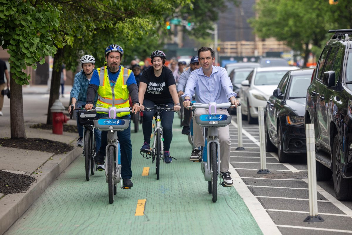 JerseyCity's tweet photo. JC Mayor Fulop joins safe street advocates for Ride to Work Day. Led by Bike JC began at Riverview Park &amp; traveled some of the protected bike lanes to City Hall. The day raises awareness of the environmental, health &amp; cost saving benefits of using alternative transportation. https://t.co/JGRwtyIK6j