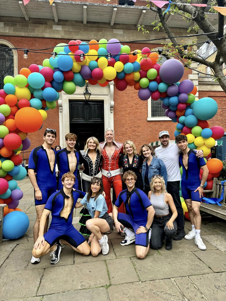 #Throwback to last year's West End Flea Market with some super trouper members of our London cast 🙌💙

You can catch us there again tomorrow, Saturday 17 May, at St Paul’s Church and Churchyard, Covent Garden, where you and your friends can pick up loads of exclusive MAMMA MIA!