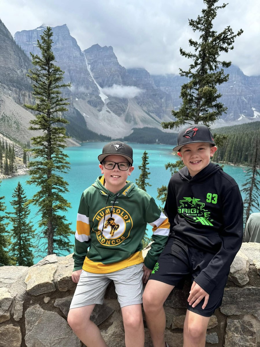 🌲☀️ FAN FRIDAY FEATURE 🏒🧢
#BroncosInTheWild 

Check out these two awesome young fans repping their Broncos gear at the stunning Moraine Lake in Alberta! 🏔️💚💛

Even in the off-season, the Broncos pride is going strong—from the rink to the Rockies!

📸 Got a photo showing off