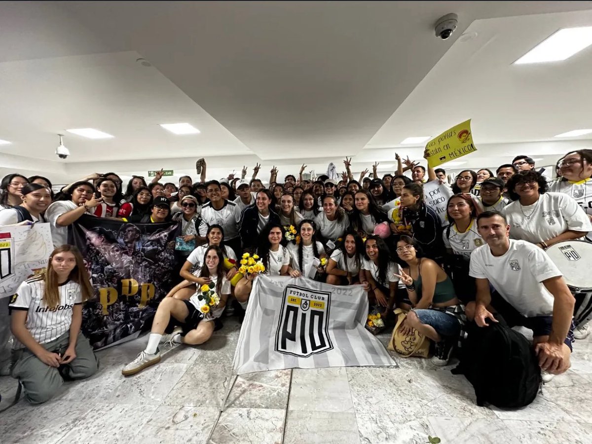 NikolRamos12's tweet photo. Wey, en serio que chingones son. Gracias por los detalles, por el tiempo, gracias por ser tan INCREIBLES. 
Los quiero un chingo 🫶🏼😍🥺🥹 https://t.co/p8NRLnLFsH