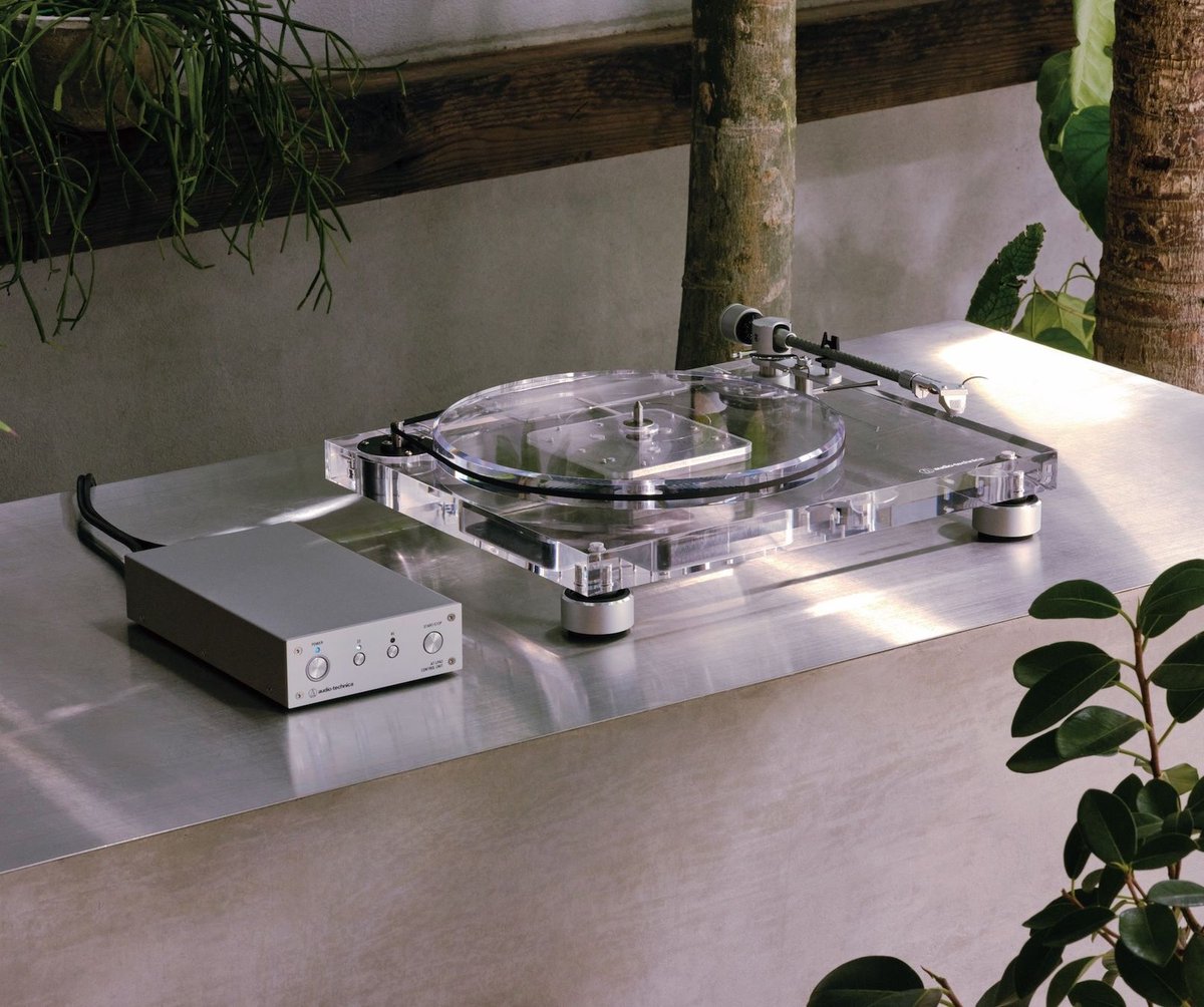 TurntableLab's tweet photo. 🆕! #AudioTechnica’s AT-LPA2 high-end turntable utilizes acrylic to optimize audio fidelity, w/ all-new external control unit / power supply to further reduce unwanted noise. in stock + shipping now, learn more:
⇢ https://t.co/cpGdLYRwWY
@USAudioTechnica #atlpa2 #ttlhifi https://t.co/c6mFAFiszb
