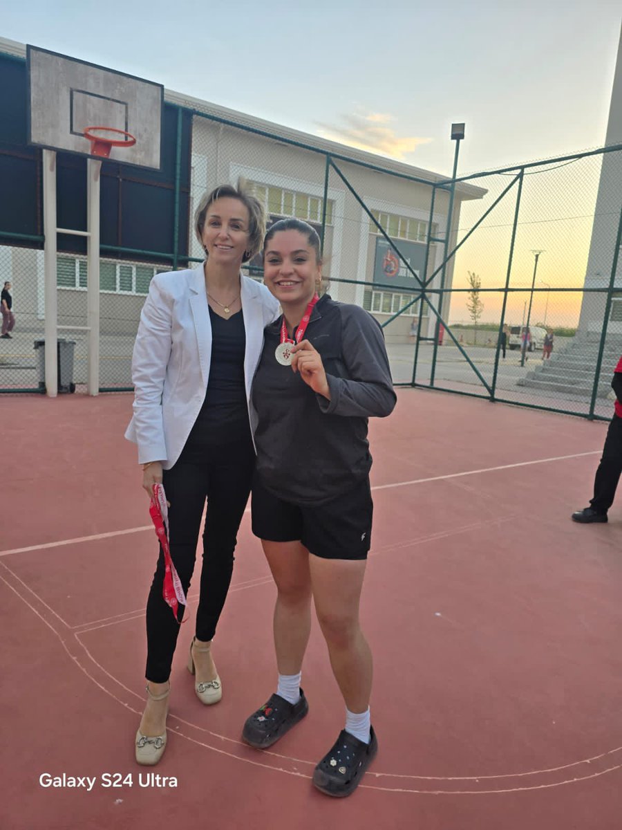 Yurt Müdürlüğümüzde Gençlik Haftası kapsamında düzenlenen voleybol turnuvası sonucunda Yurt Müdürümüz dereceye giren öğrencilerimizin kupa ve madalyalarını takdim etti.
🌻Meriç Öğrenci Yurdu 🌻

<a href="/OA_BAK/">Dr. Osman Aşkın Bak</a> <a href="/selimakGSB/">Selim AK</a> <a href="/arzum_bulduk/">Arzum Bulduk</a>  <a href="/EdirneKYGM/">GSB Edirne Yurtları</a>