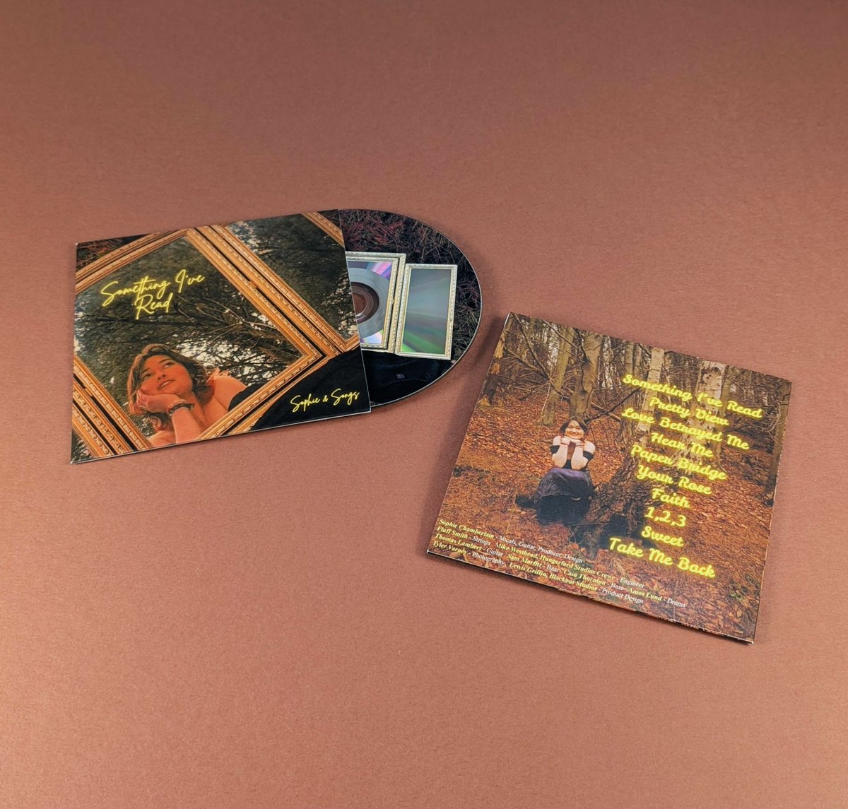 Take a look at these super creative CDs in 2pg wallets we did for @Sophieandsongs  @blackoutstudiosofficial 😍 The print area in the middle of the disc was cut out to show the silver of the disc, giving it a mirror like shine!