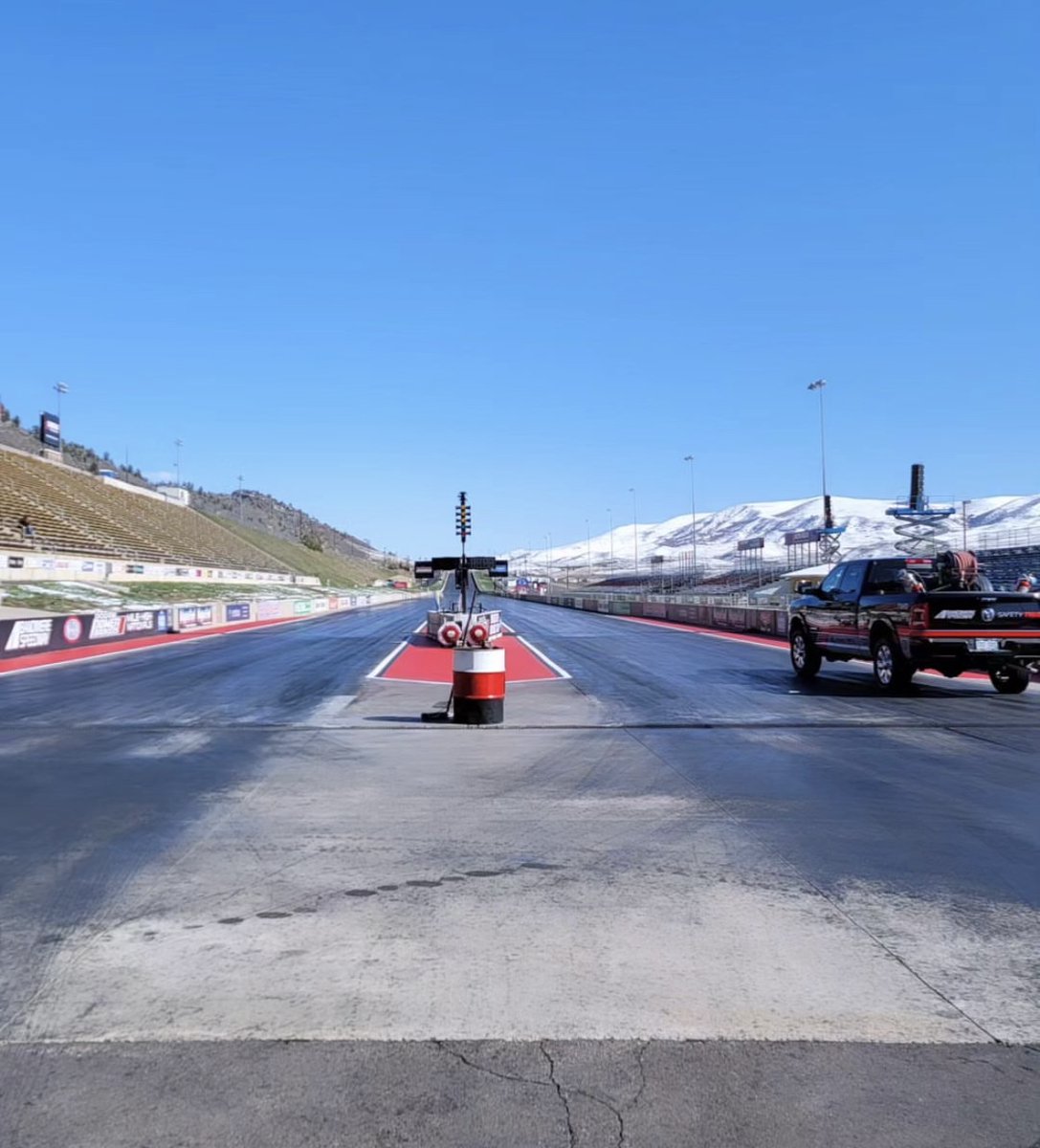 Bandimere's tweet photo. We always kicked off our summer schedule with the @thenapanetwork βNight of Fire & Thunderβ each Spring. In 2017, we woke up to snow on race day, but it melted on our side of #thundermountain to allow the show to continue.
#bandimere #nightoffire #NAPAKnowHow #throwback https://t.co/AAs1SpjhS8