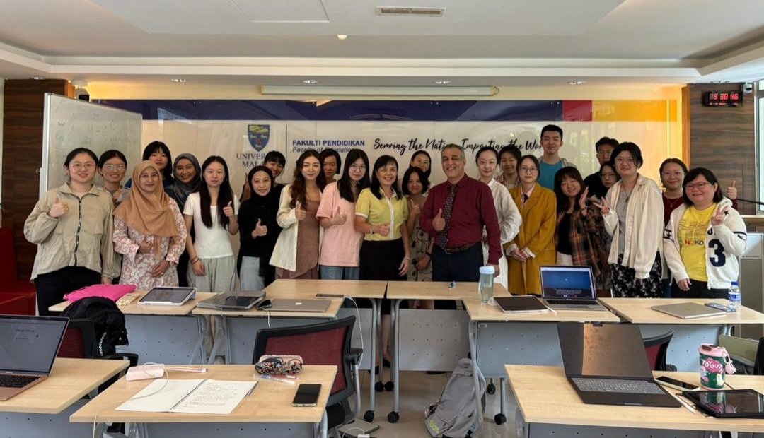 AliSAzar2's tweet photo. ✒️📁📚🔎💡🎖
Honoured to have conducted my second workshop today on "Literature Review" in Research Proposal Write-Up as part of the "Research Proposal Writing" series for our dedicated postgraduate students—both Master's and PhD—at the Faculty of Education. #UniversityOfMalaya https://t.co/OnGTDwL6LD