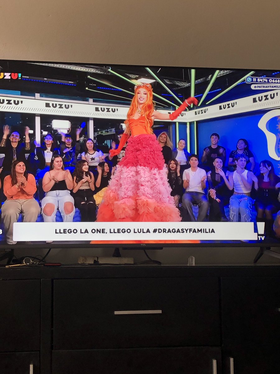 Me parece un planazo de viernes, llegar del trabajo y ver #dragasyfamilia #patriayfamilia 

Los amooooooo