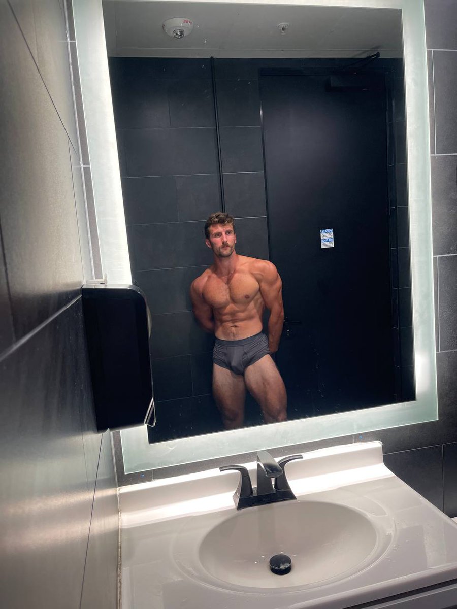 jakegainsx's tweet photo. My back’s not just muscle—it’s a place for your mouth to worship and your mind to break.
🔁 RT if you’re desperate for it. https://t.co/jZpZcTx8FG