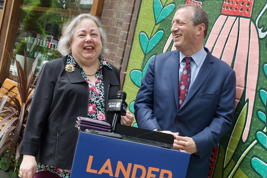 LizKrueger's tweet image. So pleased and proud to endorse @bradlander for mayor! I’ve known Brad for years. He's a dedicated public servant whose effective, bold, smart leadership delivers results. In the face of Trump and the never-ending corruption of Eric Adams & Andrew Cuomo, it's time for competence.