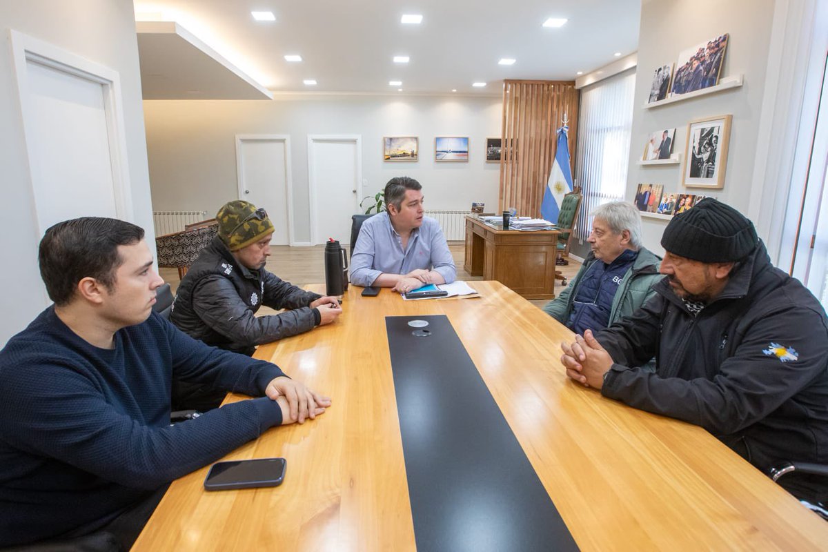 GonzaFerro's tweet photo. El desarrollo económico e industrial de Tierra del Fuego, Antártida e Islas del Atlántico Sur, es SOBERANÍA 🇦🇷

Acompañé al Intendente en la reunión con Abel Furlan, secretario general de la UOM nacional, quien llegó para acompañar la movilización y medida de fuerza convocada por los trabajadores.

Los anuncios del Gobierno Nacional tendrán un impacto profundamente negativo en la actividad y el empleo de todos los sectores de nuestra economía. 

El objetivo principal de todos los fueguinos es frenar la medida anunciada. Aunemos todos nuestros esfuerzos en eso.