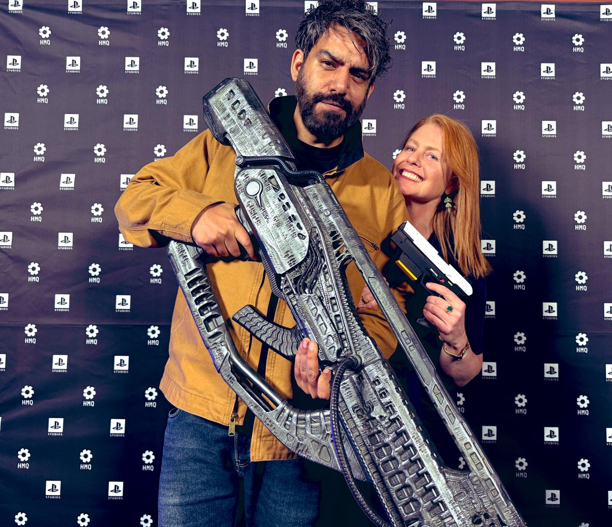 TheJanePerry's tweet image. So good to celebrate 30 incredible years of Housemarque 🥂🎉 with the big gun himself
#RahulKohli (and my trusty sidearm).
What a great evening. ❤️
Thank you @Housemarque!!!!
#Returnal #Housemarque30 #PlayStationStudios #Happy30thHousemarque
#SAROS