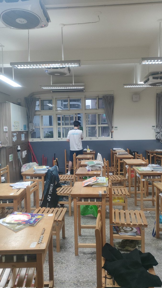 pzorange0502's tweet photo. 我發現自己有時候望向窗外，看路人在馬路上走來走去，我可以看超久！
就一種放空的感覺🌫️  蠻舒壓的💆
（圖是同學不是我😌 #放空 #高中生 https://t.co/gusq1WBx4r