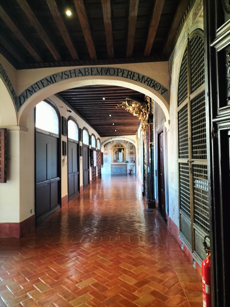 mrodrivelasco's tweet photo. En Madrid hay joyas poco conocidas, como las Descalzas Reales, un monasterio de clarisas todavía vivo, cuyos muros encierran una riquísima historia iniciada en el s. XVI. Hoy he disfrutado mucho recordando y aprendiendo para preparar mis clases en @USPCEUHumYCom
#ContemplArte https://t.co/g9oHdQwqHm