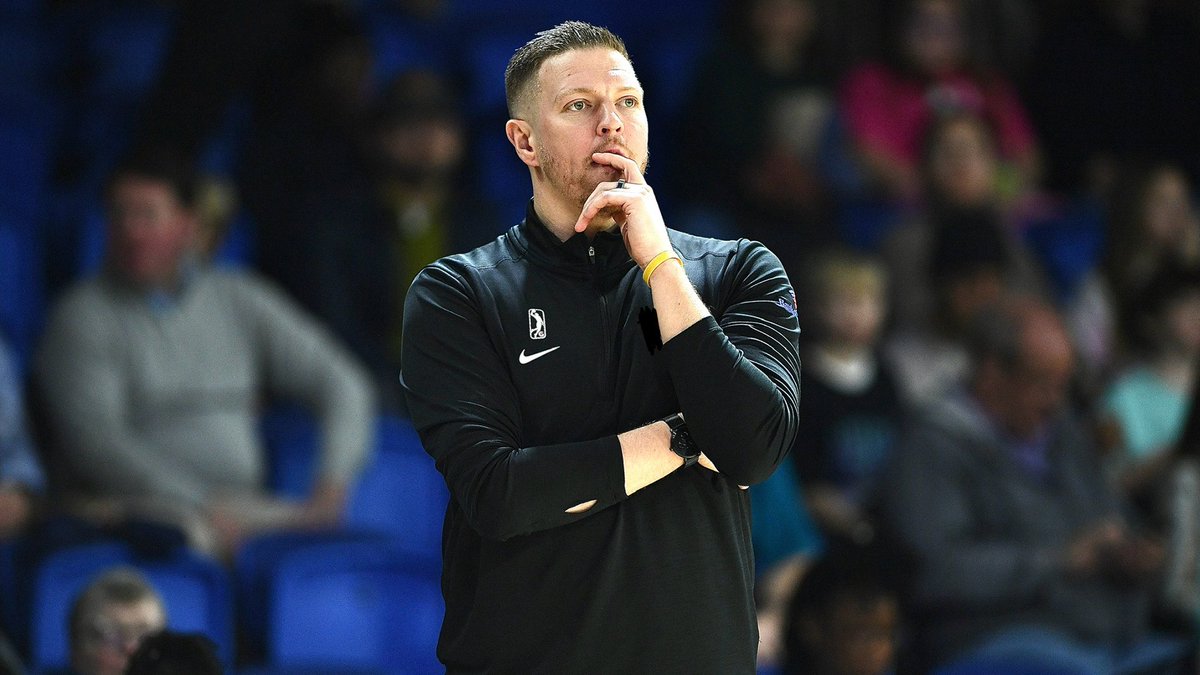 RadfordHoops's tweet image. Radford announces 2025-26 coaching staff 👀

Head coach Zach Chu's inaugural staff brings over 9️⃣0️⃣ years of coaching experience to the New River City, which includes multiple stops in the NBA and at the highest levels of college and international 🏀

📰 - tinyurl.com/4ftfxp2x