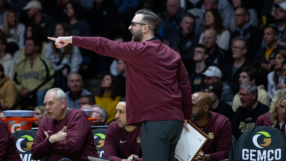RadfordHoops's tweet image. Radford announces 2025-26 coaching staff 👀

Head coach Zach Chu's inaugural staff brings over 9️⃣0️⃣ years of coaching experience to the New River City, which includes multiple stops in the NBA and at the highest levels of college and international 🏀

📰 - tinyurl.com/4ftfxp2x