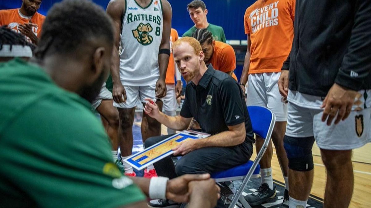 RadfordHoops's tweet image. Radford announces 2025-26 coaching staff 👀

Head coach Zach Chu's inaugural staff brings over 9️⃣0️⃣ years of coaching experience to the New River City, which includes multiple stops in the NBA and at the highest levels of college and international 🏀

📰 - tinyurl.com/4ftfxp2x