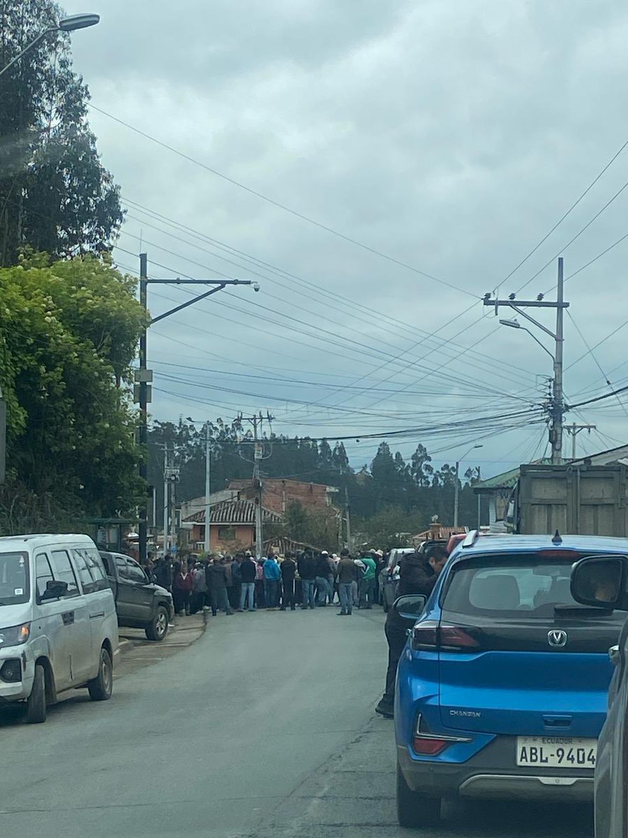 IsaPatinoS's tweet photo. No es posible que se bloquee la entrada a Cuenca! Más de una hora sin poder entrar a Cuenca! Se afecta el turismo, el trabajo!! @emov_ep @czamoramatute @goberazuay @ECU911_ https://t.co/Of6JgzD1zv