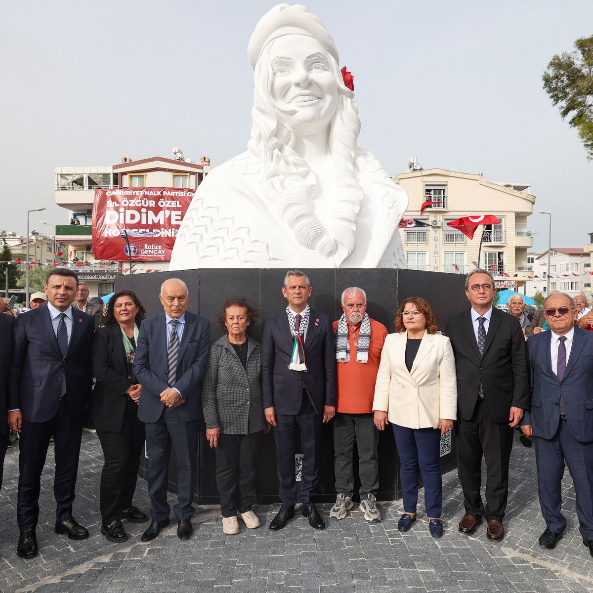 CHP lideri Özgür Özel, Didim Belediyesi’nin Ayşenur Ezgi Eygi Parkı açılışına katıldı: 

Güya one minute diyordu. Trump soykırımı ve tehciri savunuyor. Erdoğan ağzını açıp Trump’a bir şey söyleyemiyor. 

Biz Ayşenur’un adını yaşatacağız. Onun kadar cesur olacağız. Bir gün bu