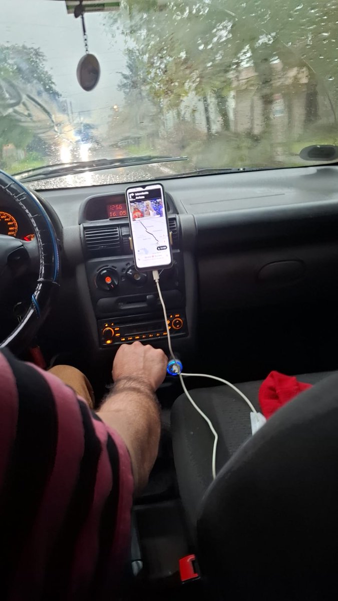 nachotrejo's tweet image. #patriayfamilia #dragasyfamilia #pyf  el señor del uber viendolos, yendo al trabajo viendo el mejor programa del streaming mundial 🫶🏼