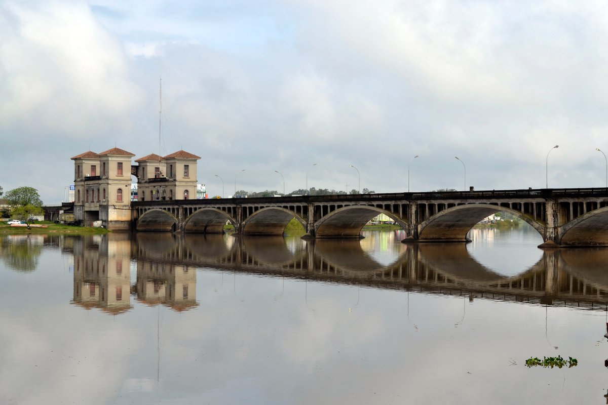 Ante la aparición de un foco de Influenza Aviar en Brasil, <a href="/MGAPUruguay/">MGAP</a> suspendió la importación de aves vivas, carne aviar, huevos y subproductos. bit.ly/4dvbLsM