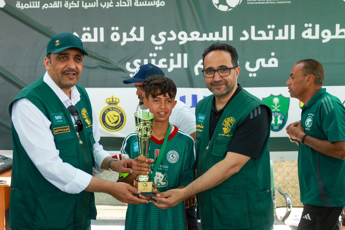 EttifaqS's tweet photo. 📸 | مبروك لأبطالنا الفوز المستحق في بطولة الاتحاد السعودي لكرة القدم في #مخيم_الزعتري 👏🏼

جهودكم وتفانيكم أثمرت عن إنجاز💚❤️

كل الشكر للـ @saudiFF و @KSRelief على دعمهم الدائم https://t.co/Kjizhtgecg