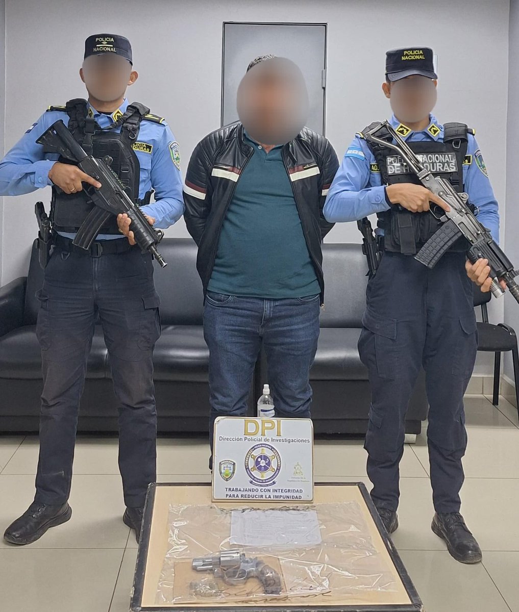 PoliciaHonduras's tweet photo. capturamos a seis hombres por diferentes delitos en Comayagua
@MartinezMadrid_ @hegusave @SSEGURIDADHN @Canal8_hn https://t.co/uVRFsShxyh