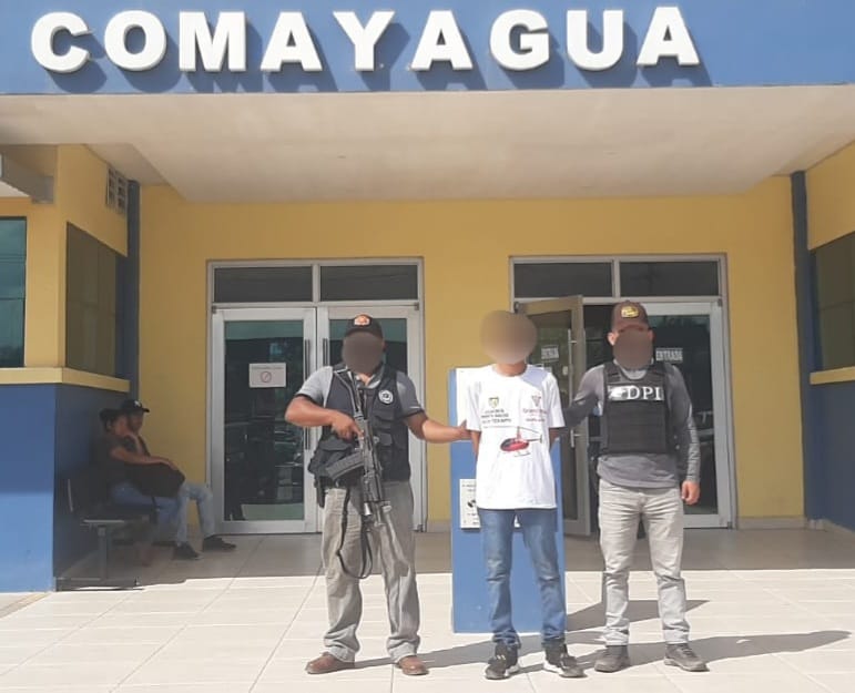 PoliciaHonduras's tweet photo. capturamos a seis hombres por diferentes delitos en Comayagua
@MartinezMadrid_ @hegusave @SSEGURIDADHN @Canal8_hn https://t.co/uVRFsShxyh