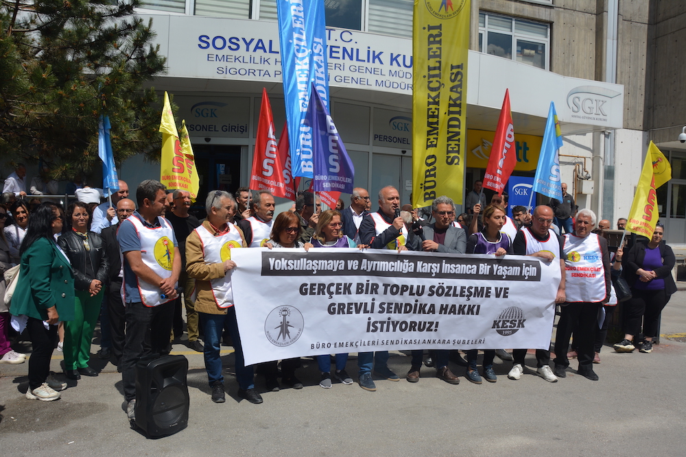 📺 BES TV ⤵️
bes.org.tr/2025/05/15/bes…

Ankara | SGK Emeklilik Hizmetleri Genel Müdürlüğü önü
#TİSTaleplerimiziAçıklıyoruz 
Gerçek bir toplu sözleşme ve grevli sendika hakkı istiyoruz!

#BESeÜyeOl #KatılDeğiştireli