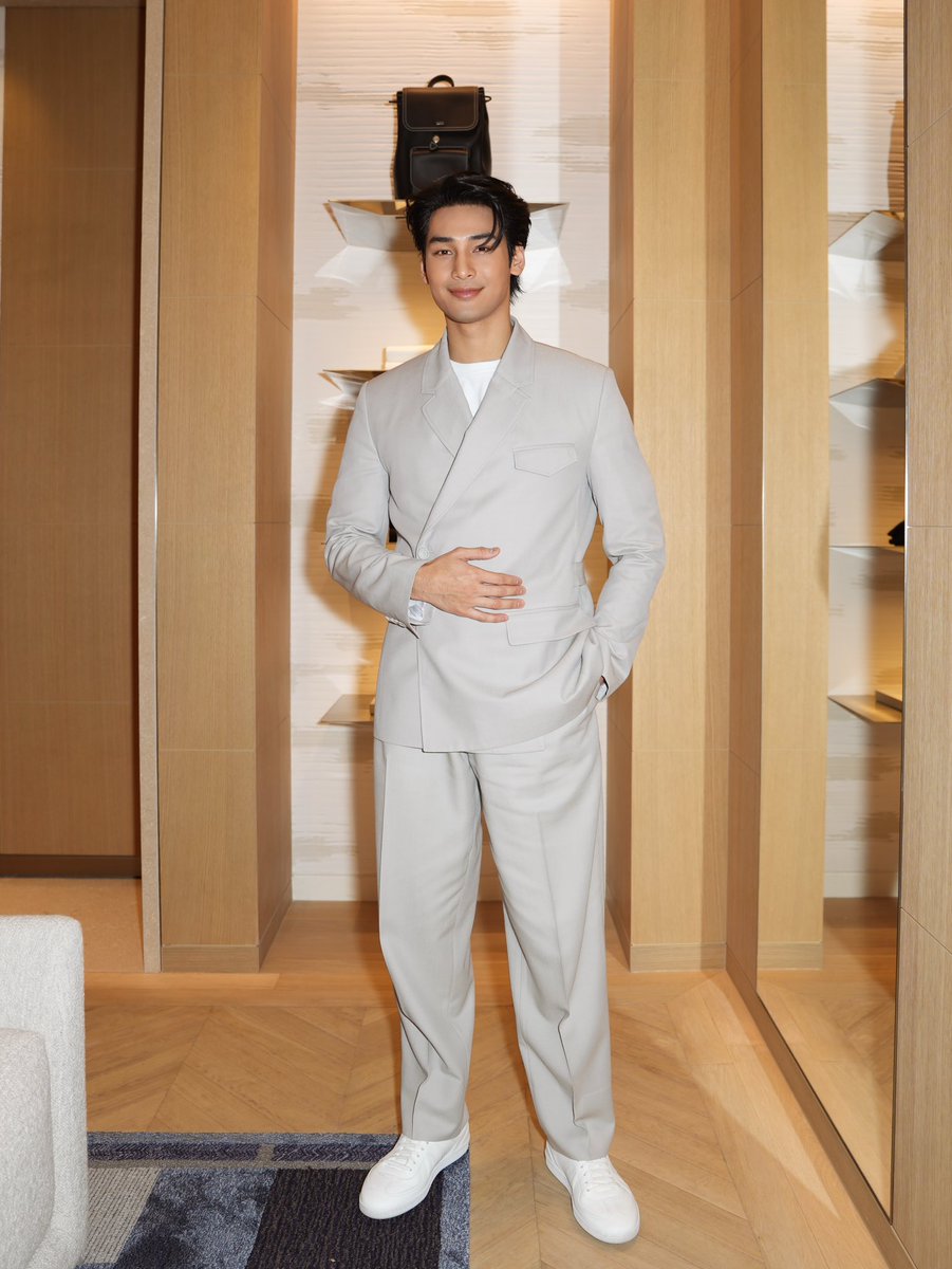 ElleMenThailand's tweet photo. ลุคหล่อของ อาโป ณัฐวิญญ์ ปรากฏตัวในงานเปิด Dior Plaza Indonesia Boutique ที่กรุงจาการ์ตา ในฐานะ House Ambassador ของแบร��ด์

#ELLEMENNews
#ELLEMENthailand
#DiorWithApoInJakarta
#DiorMenFall
#Apo555 https://t.co/sFajdIQP0z