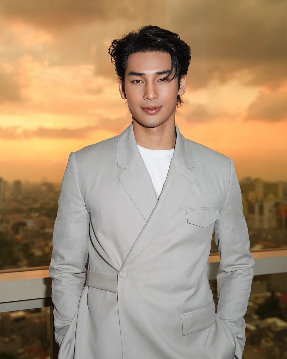 ElleMenThailand's tweet photo. ลุคหล่อของ อาโป ณัฐวิญญ์ ปรากฏตัวในงานเปิด Dior Plaza Indonesia Boutique ที่กรุงจาการ์ตา ในฐานะ House Ambassador ของแบร��ด์

#ELLEMENNews
#ELLEMENthailand
#DiorWithApoInJakarta
#DiorMenFall
#Apo555 https://t.co/sFajdIQP0z