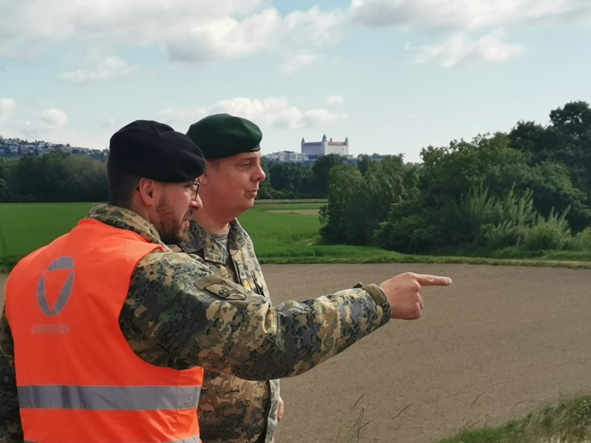 HartingerGeorg's tweet photo. Gewissenhaft und korrekt werden am Grenzübergang Berg die Seuchenteppiche zur Bekämpfung der Maul- und Klauenseuche betrieben. Im Rahmen der Dienstaufsicht konnte ich mich vom Engagement der eingesetzten Soldaten heute überzeugen. https://t.co/63zGEqxgzV