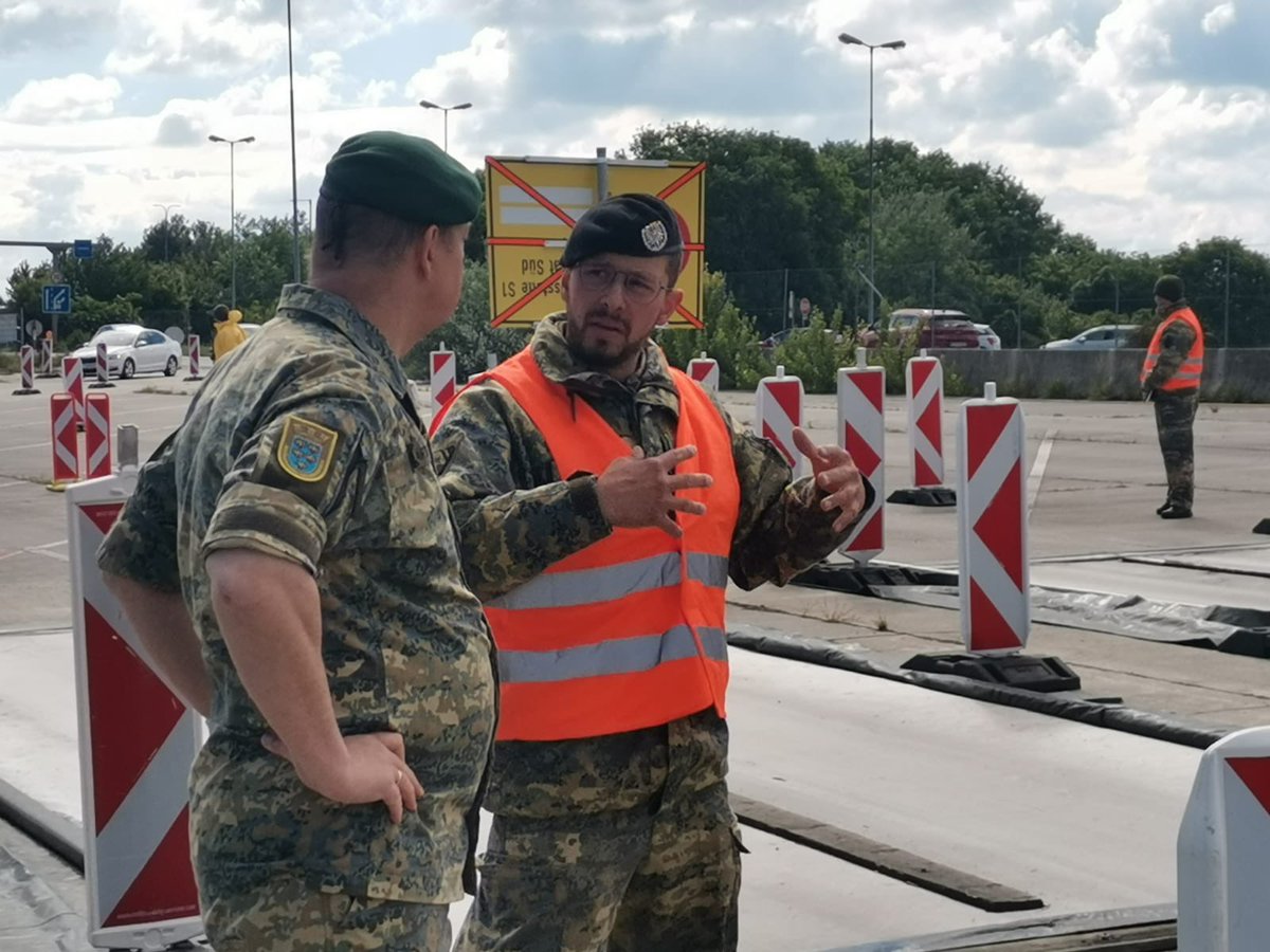 HartingerGeorg's tweet photo. Gewissenhaft und korrekt werden am Grenzübergang Berg die Seuchenteppiche zur Bekämpfung der Maul- und Klauenseuche betrieben. Im Rahmen der Dienstaufsicht konnte ich mich vom Engagement der eingesetzten Soldaten heute überzeugen. https://t.co/63zGEqxgzV