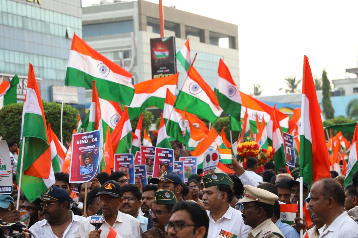 BJPMadhukarAP's tweet photo. నేడు సాయంత్రం విజయవాడలో జరిగిన తిరంగా యాత్రలో పాల్గొనడం జరిగింది.
#TirangaYatra
#SindoorYatra
#OperationSindoor https://t.co/mPC6xLwvZ1