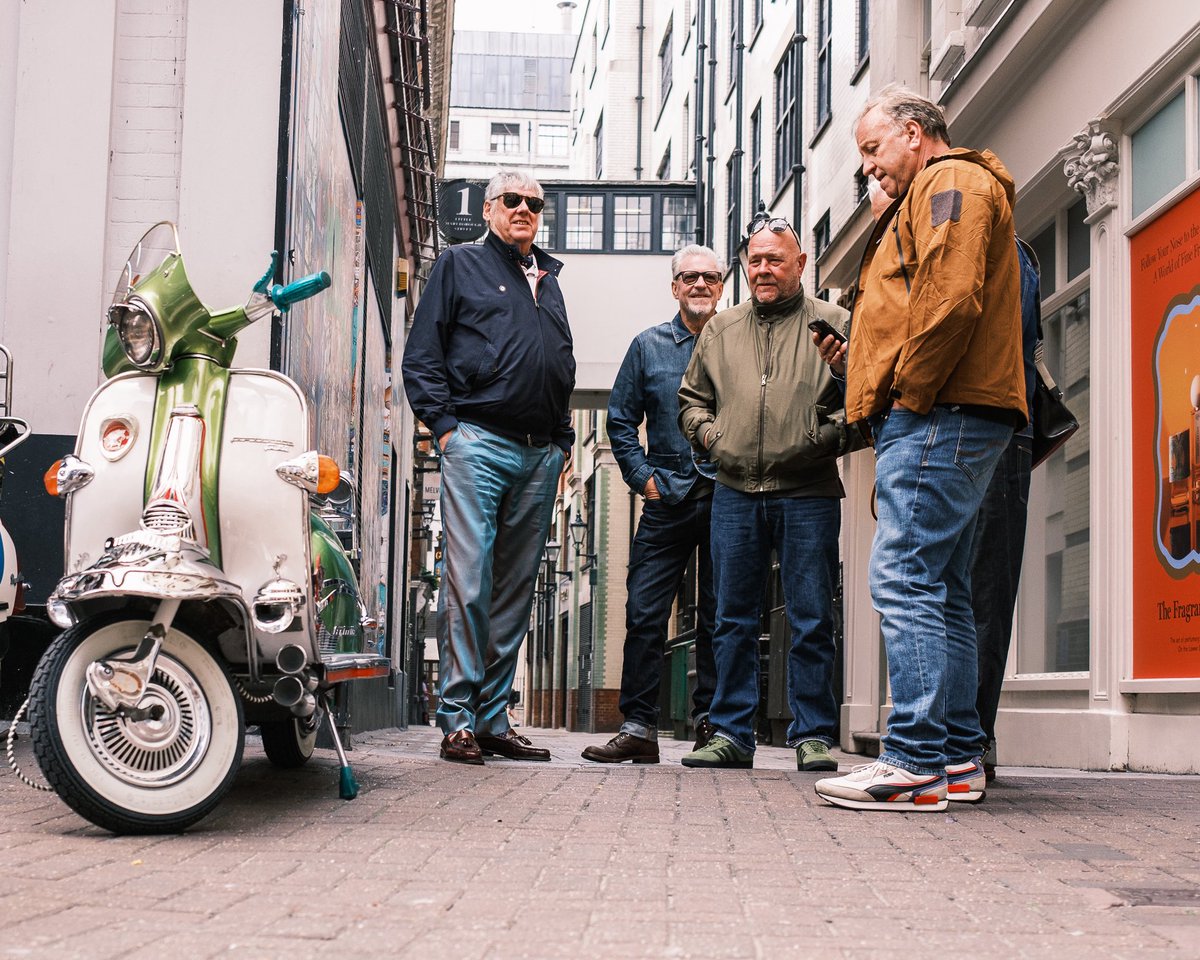 zummerzett's tweet photo. Carnaby Street was buzzing with Mods, then, out of nowhere, this leathered up rocker sped the other way, eyes locked on the horizon like he was never part of the crowd.
The streets tell the best stories when you're listening.
#StreetPhotography #ScooterRun #mods https://t.co/Xn0DGJi95o