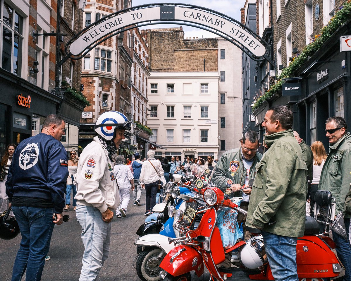 zummerzett's tweet photo. Carnaby Street was buzzing with Mods, then, out of nowhere, this leathered up rocker sped the other way, eyes locked on the horizon like he was never part of the crowd.
The streets tell the best stories when you're listening.
#StreetPhotography #ScooterRun #mods https://t.co/Xn0DGJi95o