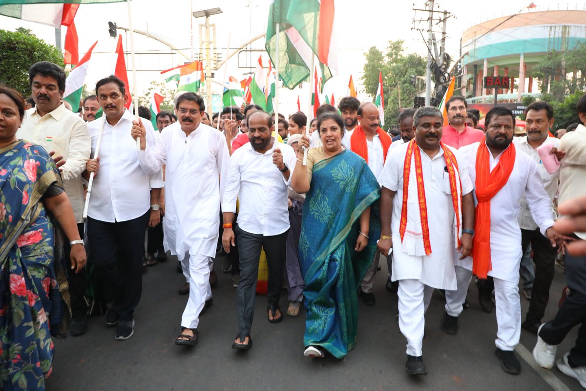 BJPMadhukarAP's tweet photo. నేడు సాయంత్రం విజయవాడలో జరిగిన తిరంగా యాత్రలో పాల్గొనడం జరిగింది.
#TirangaYatra
#SindoorYatra
#OperationSindoor https://t.co/mPC6xLwvZ1