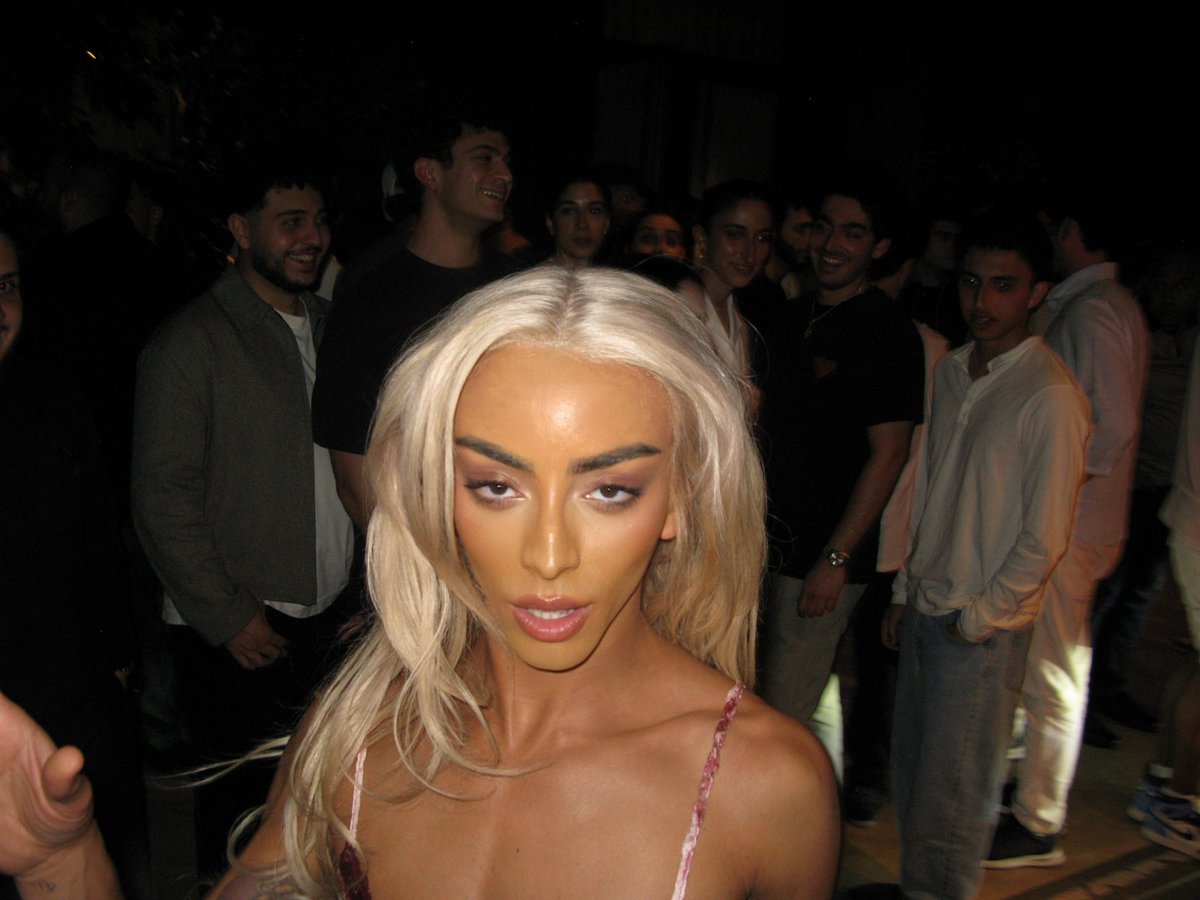 iambilalhassani's tweet photo. après 100 hommes vs 1 gorille 

j’vous présente 1 diva vs 7 boloss https://t.co/gDLiXllkdg
