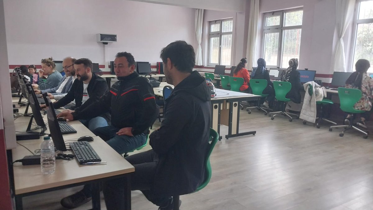 Trabzon İl MEM BT İl Koordinatörlüğü olarak Dijital Beceri Eğitimleri kapsamında Akçaabat'ta gerçekleştirdiğimiz ve eğitmenliğini Fatih Projesi Eğitmeni Musa Değermenci'nin yaptığı 12-16 Mayıs 2025 mBlock ile Yapay Zeka Kursunu tamamladık. 
<a href="/hasan_uygun91/">hasan uygun</a>
<a href="/yedamlaci/">Yunus Emre DAMLACI</a> <a href="/mebyegitek/">Yenilik ve Eğitim Teknolojileri Genel Müdürlüğü</a>