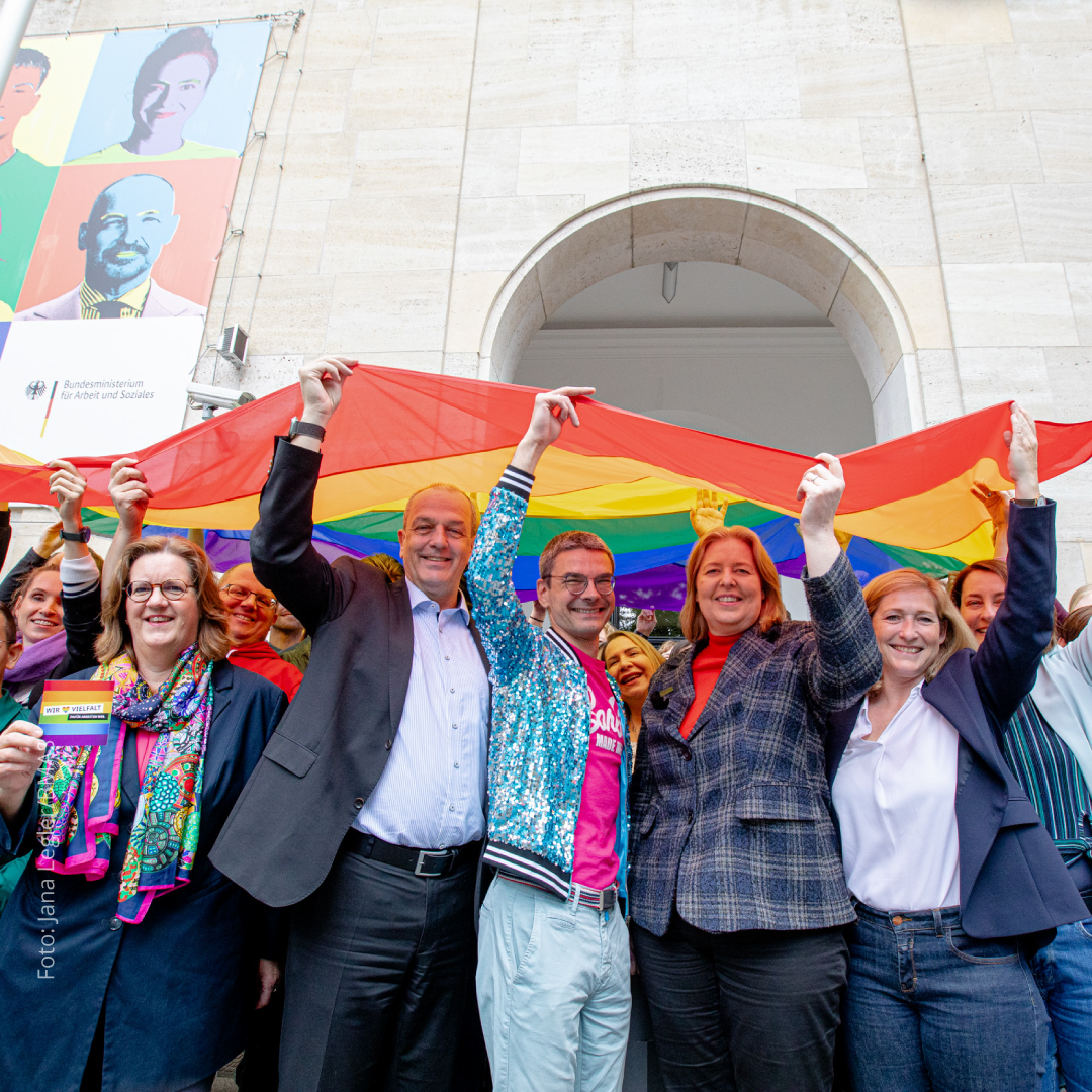 BMAS_Bund's tweet photo. 🏳️‍🌈 Zum #IDAHOBIT haben wir gemeinsam mit Bundesarbeitsministerin Bärbel Bas die Regenbogenflagge gehisst – ein Zeichen gegen Queerfeindlichkeit, für Respekt und Vielfalt! ❤️🧡💛💚💙💜 https://t.co/sEyC6d7mn5