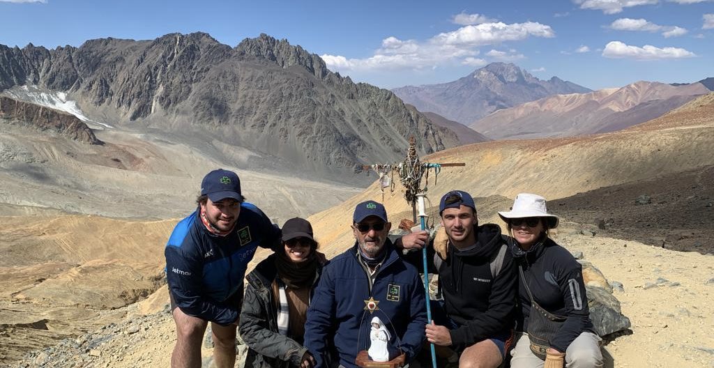 BautiMascia's tweet photo. Feliz cumplee Guzerrr ! @GustavoZerbino 
Les dejo unas fotos cuando visitamos Los Andes hace 2 años con familia ⛰️❤️‍🔥 Una historia para admirar, respetar y aprender 🙌🏽 https://t.co/4tWIw77p4P