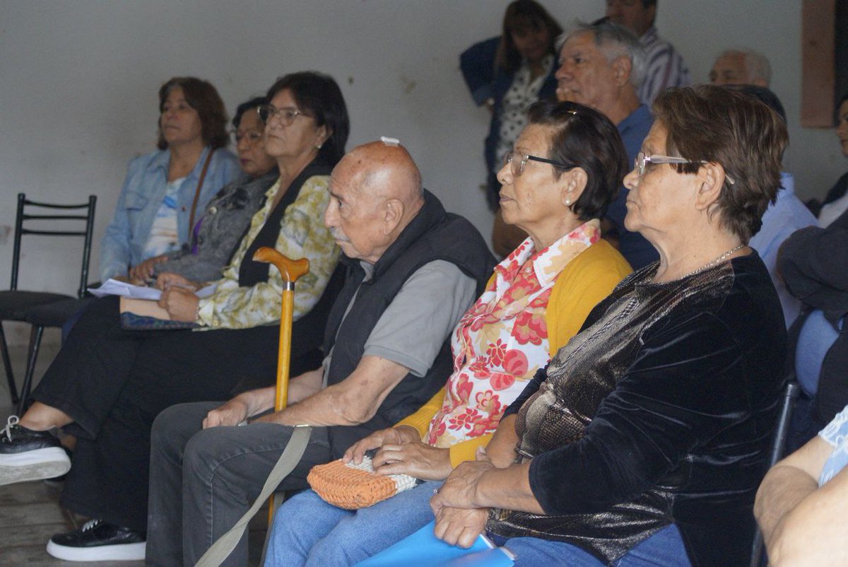 OliveraSandraOk's tweet photo. Hoy realizamos la reunión preparatoria para la 1ra Sesión Itinerante del jueves 22 de mayo, a realizarse en el B° Santa Maria. 🙋🏼‍♀️ 
Escuchamos inquietudes no sólo del Santa María si no también de los barrios aledaños, con una representación de más de 11 barrios cercanos. ✨️ https://t.co/gXVbS0hnss