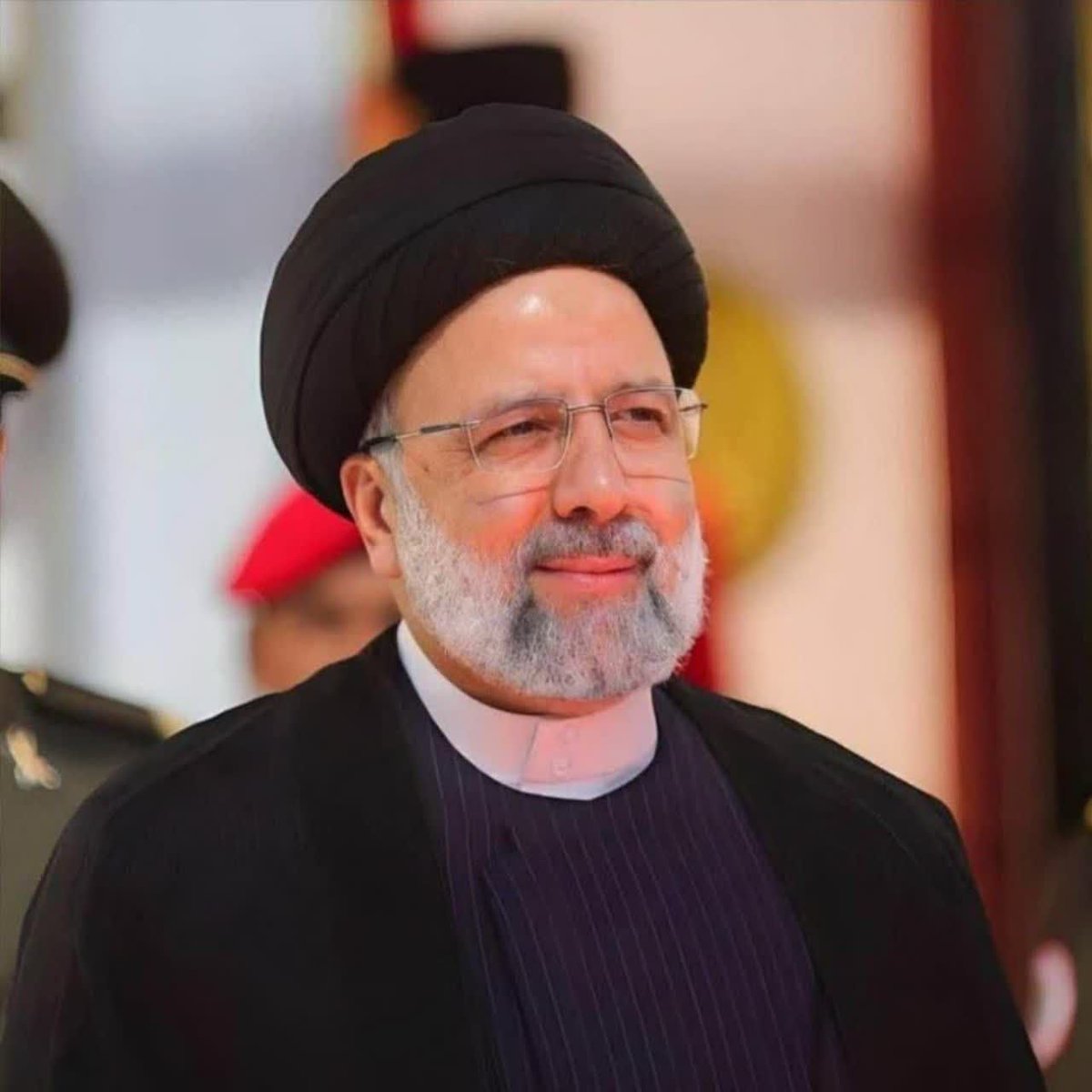 شهید رئیسی بی‌وقفه برای مردم کار کرد و بی‌هیاهو بار سنگین کشور را به دوش کشید. در عین حال، آماج تخریب‌ها، تهمت‌ها و تحریف‌ها بود؛ اما هیچ‌گاه از مسیر عدالت و خدمت کوتاه نیامد

#خادم_حرم_ایران 
#خادمان_مردم