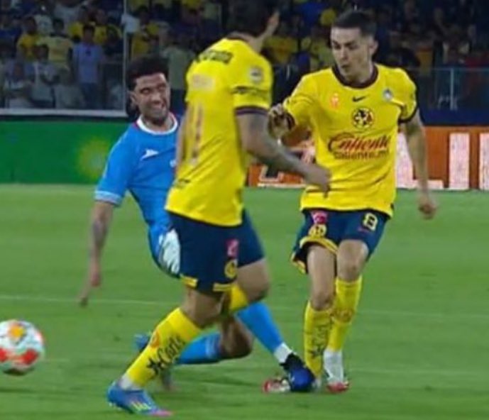 Nacho Rivero iba por el tobillo de Fidalgo, así como fue por el de Alexis Vega dos veces… 

Si el árbitro hubiera preparado tres segundos su partido, Jardine no estaría expulsado.