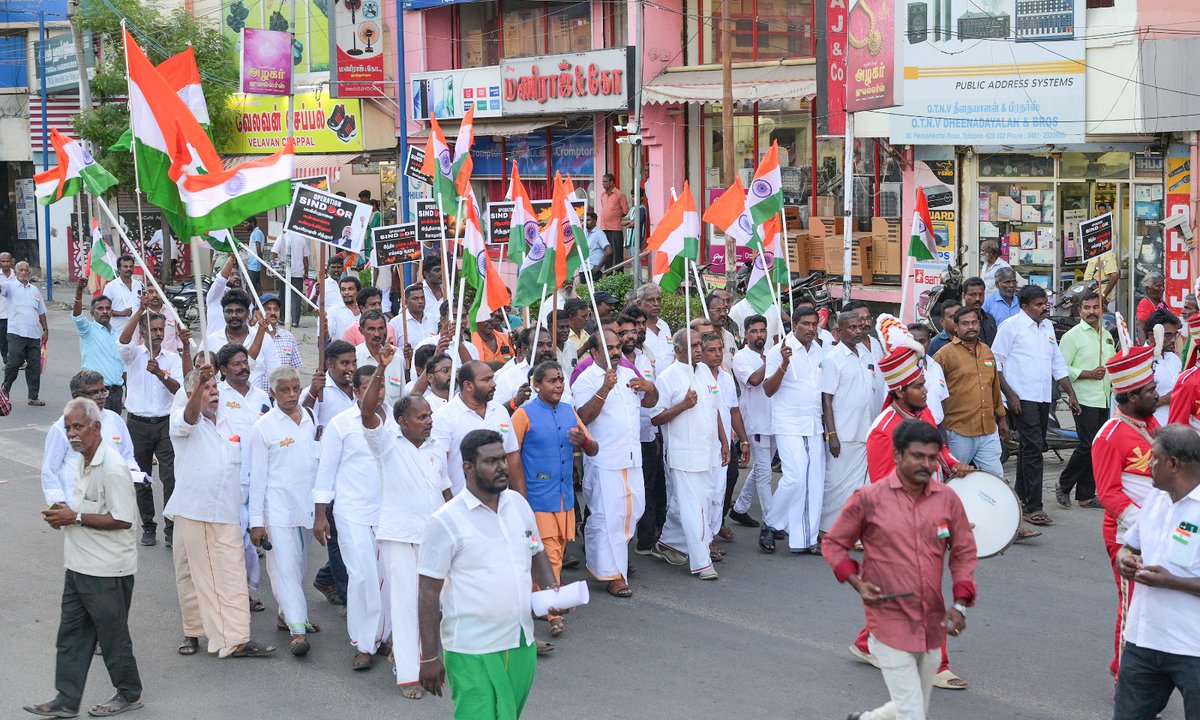 தூத்துக்குடி காளி (@kalirajasps) on Twitter photo பாக்கிஸ்தானின் பயங்கரவாதத்திற்கு எதிரான ஆப்ரேஷன் #சிந்தூர் #வெற்றியை தொடர்ந்து பிரதமர் #நரேந்தரமோடி மற்றும் #இராணுவவீரர்களுக்கு #நன்றியை தெரிவிக்கும் விதமாக <a href="/PonnaarrBJP/">Pon Radhakrishnan</a> தலைமையில் #வெற்றிப்பேரணி தூத்துக்குடி மாநகராட்சி அலுவலகம் முதல் சிவன்கோவில் வரையில் சிறப்பாக நடைபெற்றது. பாக்கிஸ்தானின் பயங்கரவாதத்திற்கு எதிரான ஆப்ரேஷன் #சிந்தூர் #வெற்றியை தொடர்ந்து பிரதமர் #நரேந்தரமோடி மற்றும் #இராணுவவீரர்களுக்கு #நன்றியை தெரிவிக்கும் விதமாக <a href="/PonnaarrBJP/">Pon Radhakrishnan</a> தலைமையில் #வெற்றிப்பேரணி தூத்துக்குடி மாநகராட்சி அலுவலகம் முதல் சிவன்கோவில் வரையில் சிறப்பாக நடைபெற்றது.
