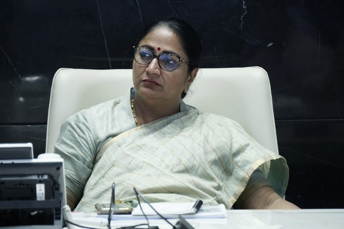 CMODelhi's tweet image. 1/3
आज मुख्यमंत्री श्रीमती @gupta_rekha ने Irrigation and Flood Control Department के अधिकारियों के साथ समीक्षा बैठक की। बैठक में मानसून पूर्व तैयारियों की समीक्षा की गई। इस बैठक में कैबिनेट मंत्री @p_sahibsingh भी मौजूद रहे।

#ViksitDelhi