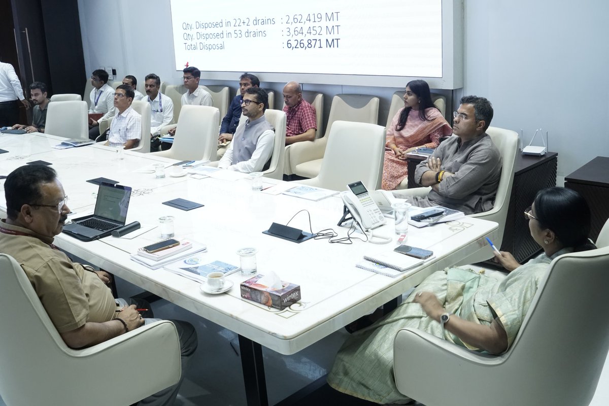 CMODelhi's tweet image. 1/3
आज मुख्यमंत्री श्रीमती @gupta_rekha ने Irrigation and Flood Control Department के अधिकारियों के साथ समीक्षा बैठक की। बैठक में मानसून पूर्व तैयारियों की समीक्षा की गई। इस बैठक में कैबिनेट मंत्री @p_sahibsingh भी मौजूद रहे।

#ViksitDelhi