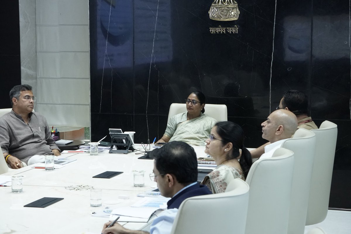 CMODelhi's tweet image. 1/3
आज मुख्यमंत्री श्रीमती @gupta_rekha ने Irrigation and Flood Control Department के अधिकारियों के साथ समीक्षा बैठक की। बैठक में मानसून पूर्व तैयारियों की समीक्षा की गई। इस बैठक में कैबिनेट मंत्री @p_sahibsingh भी मौजूद रहे।

#ViksitDelhi